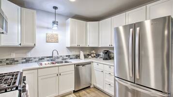 Fridge, microwave, stovetop, dishwasher