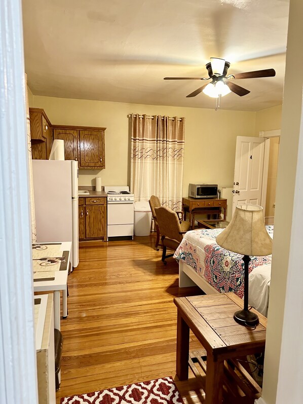 1 bedroom, desk, iron/ironing board, WiFi
