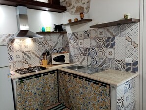 Mikrowelle, Wasserkocher mit Kaffee-/Teezubehör