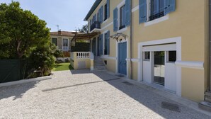 A two-story building with a gravel driveway leading to a covered entrance. - Suite Riviera Five stars Holiday house (Beaulieu sur mer)