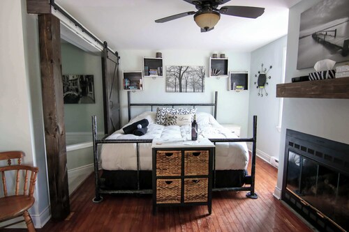 The Tuxedo Suite | The Jypsy Inn