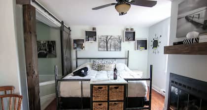 The Tuxedo Suite | The Jypsy Inn