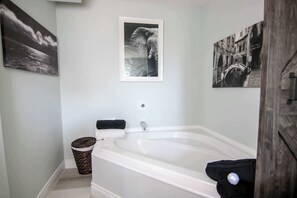 Shower - The Tuxedo Suite | The Jypsy Inn (Bracebridge)
