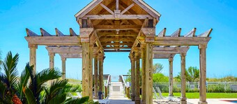 Wonderful Beach Condo W/ Shared Pools, Beach Boardwalk, Water View & WiFi