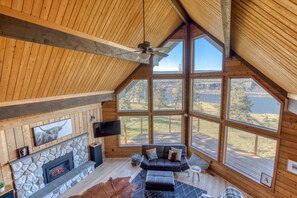 TV, lareira, mesa de pingue-pongue