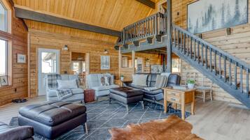 Tv, eldstad och ett bordtennisbord