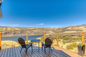 Terrace/patio - Dog-friendly, 2-level gorge view home with hot tub, lovely deck, central AC, W/D (Mosier)