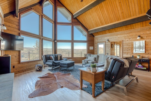 Dog-friendly, 2-level gorge view home with hot tub, lovely deck, central AC, W/D