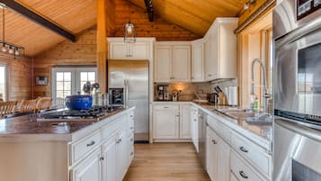 KylskÄp, mikrovÄgsugn, ugn och spishÀll