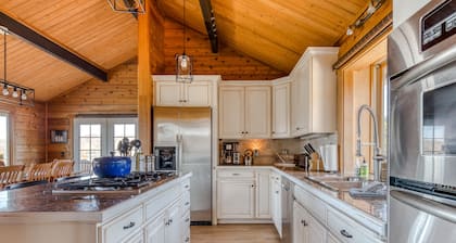 Dog-friendly, 2-level gorge view home with hot tub, lovely deck, central AC, W/D