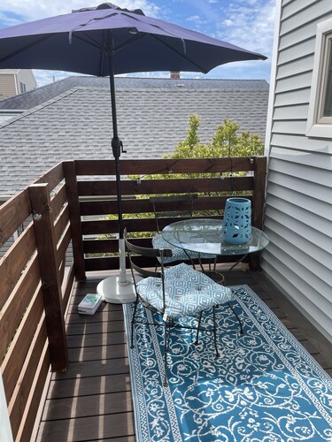 Beautiful beach side apt quaint stores and outdoor dining