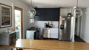 Fridge, microwave, dishwasher, coffee/tea maker