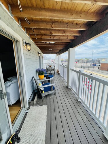 Beautiful beach side apt quaint stores and outdoor dining