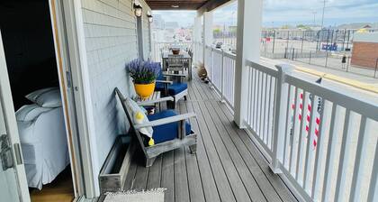Beautiful beach side apt quaint stores and outdoor dining
