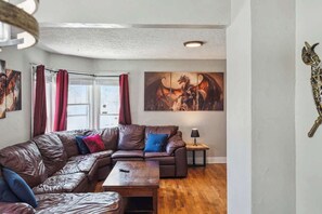 TV - Entire Home I 3 Bedroom I 2 Bath (Lansing)