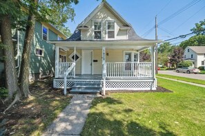 Exterior - Entire Home I 3 Bedroom I 2 Bath (Lansing)