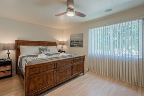 3 chambres, bureau, fer et planche à repasser, lit parapluie