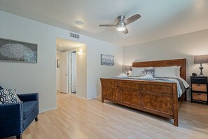 3 bedrooms, desk, iron/ironing board, travel crib - *Scottsdale Kierland*Heated Pool*Spa*Water Fall* (Scottsdale)