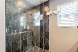 Combined shower/tub, hair dryer, towels