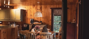 Magnolia Lane Lakefront Cottage
