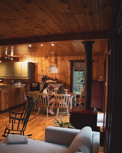 Magnolia Lane Lakefront Cottage