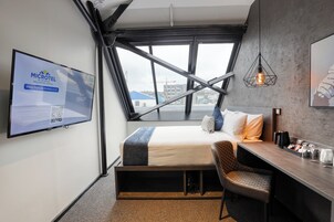 Business Room, 1 Queen Bed | View from room