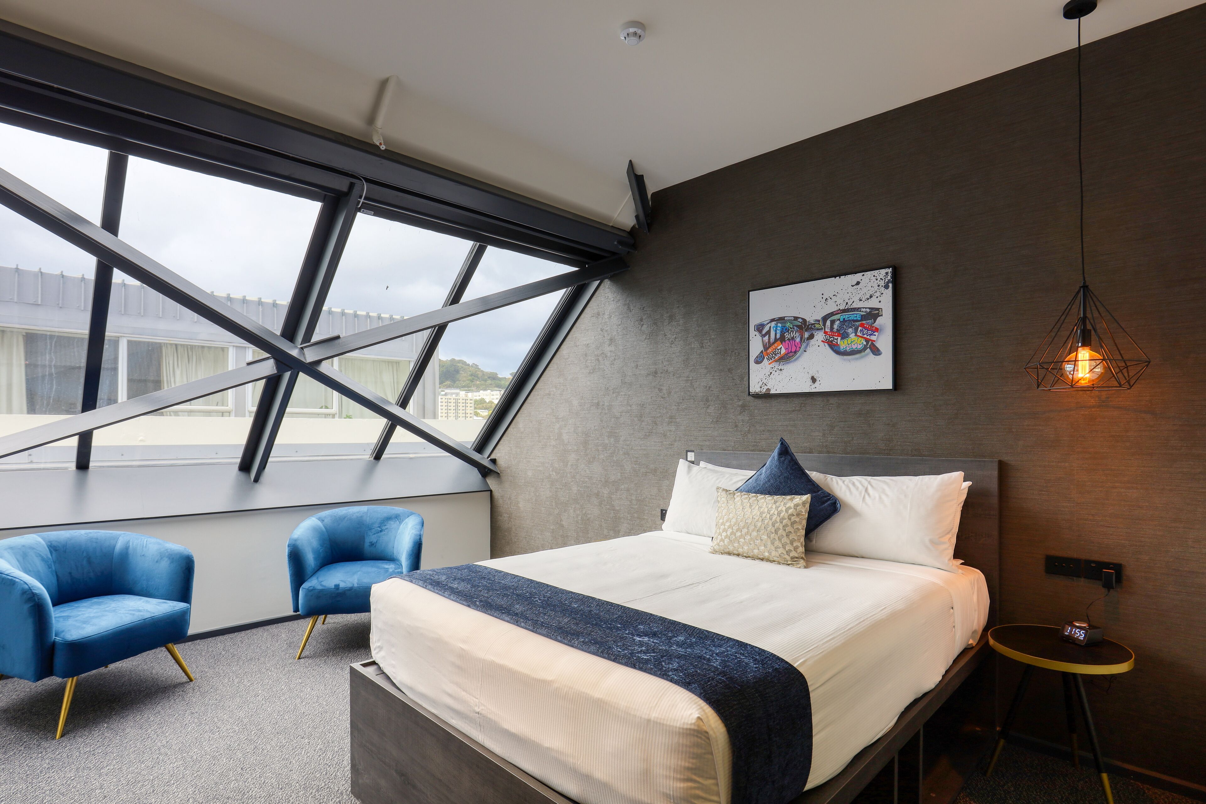 business room, 1 queen bed, non smoking | desk, laptop workspace, free wifi, bed sheets