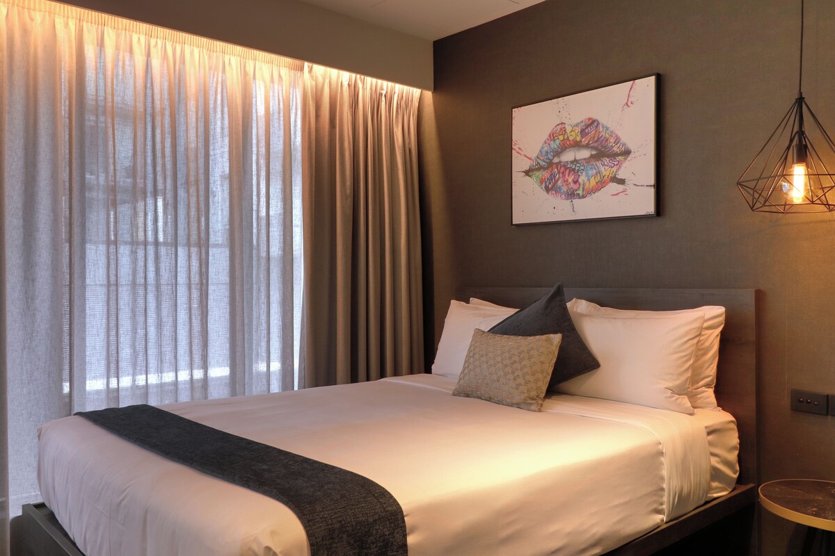 Desk, laptop workspace, WiFi (free), bed sheets