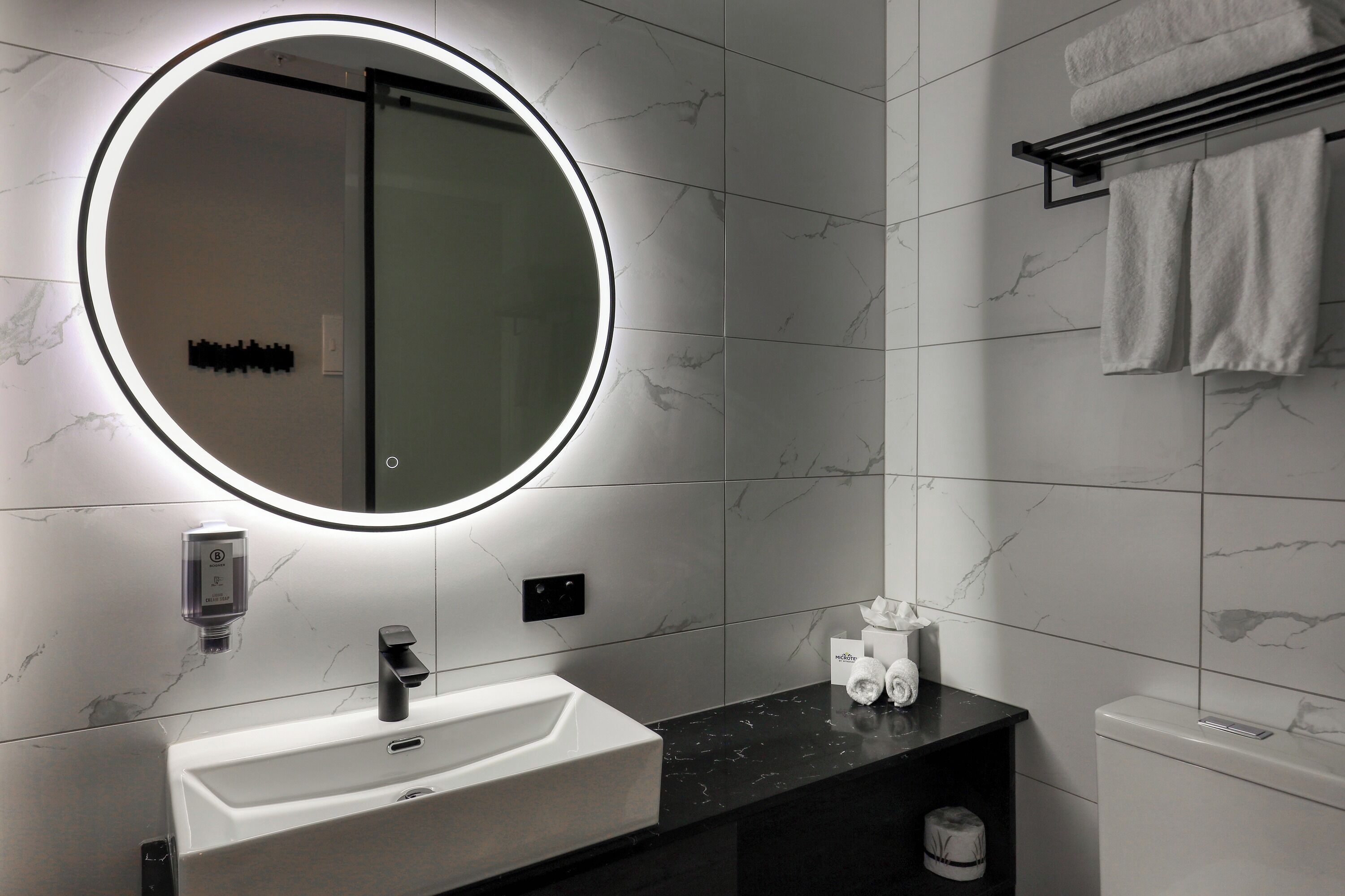 Business Room, 1 Queen Bed | Bathroom
