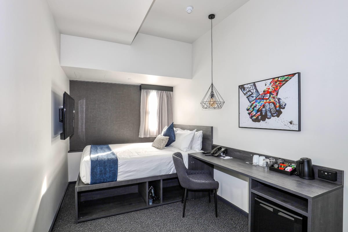 Chambre, 1 grand lit, non-fumeur (Small Windows)