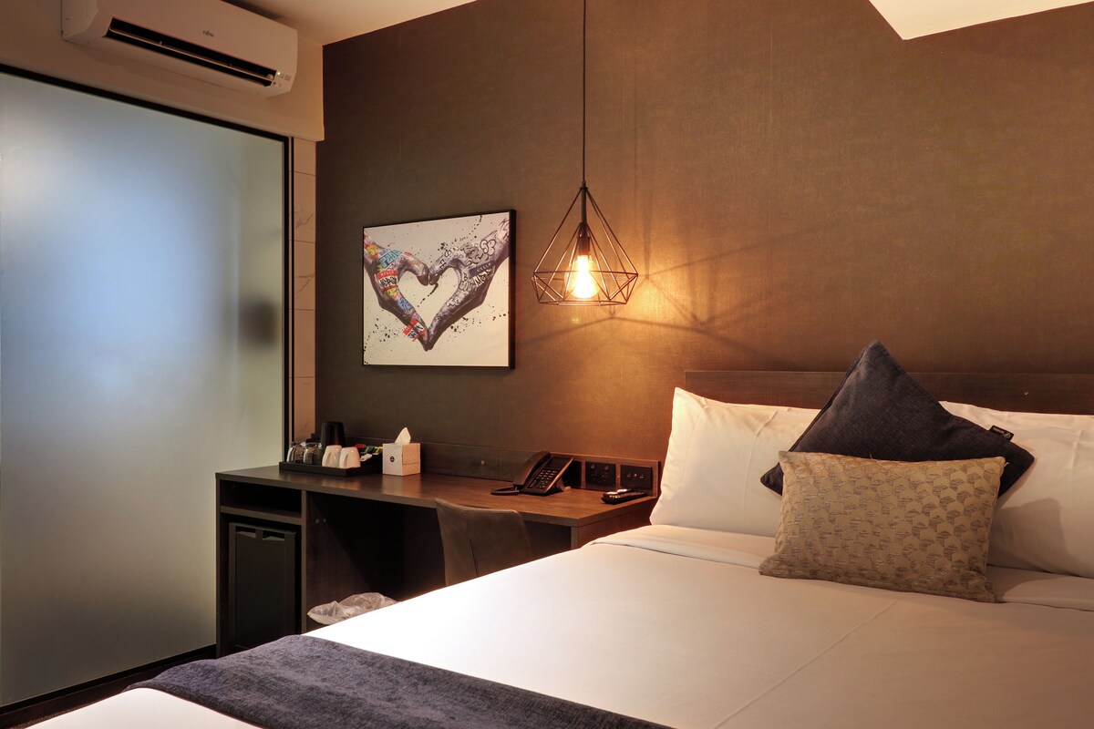 Desk, laptop workspace, WiFi (free), bed sheets