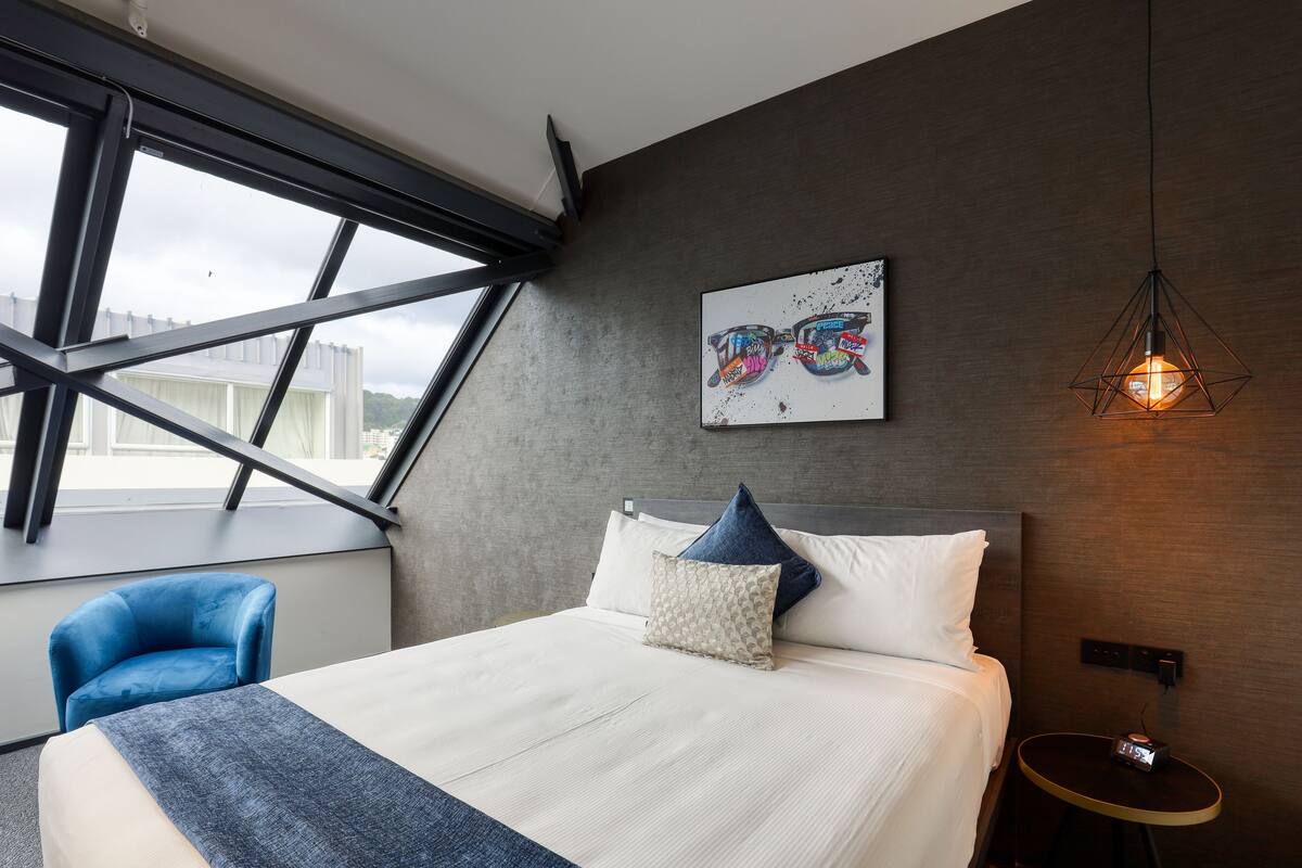 business room, 1 queen bed, non smoking | desk, laptop workspace, free wifi, bed sheets