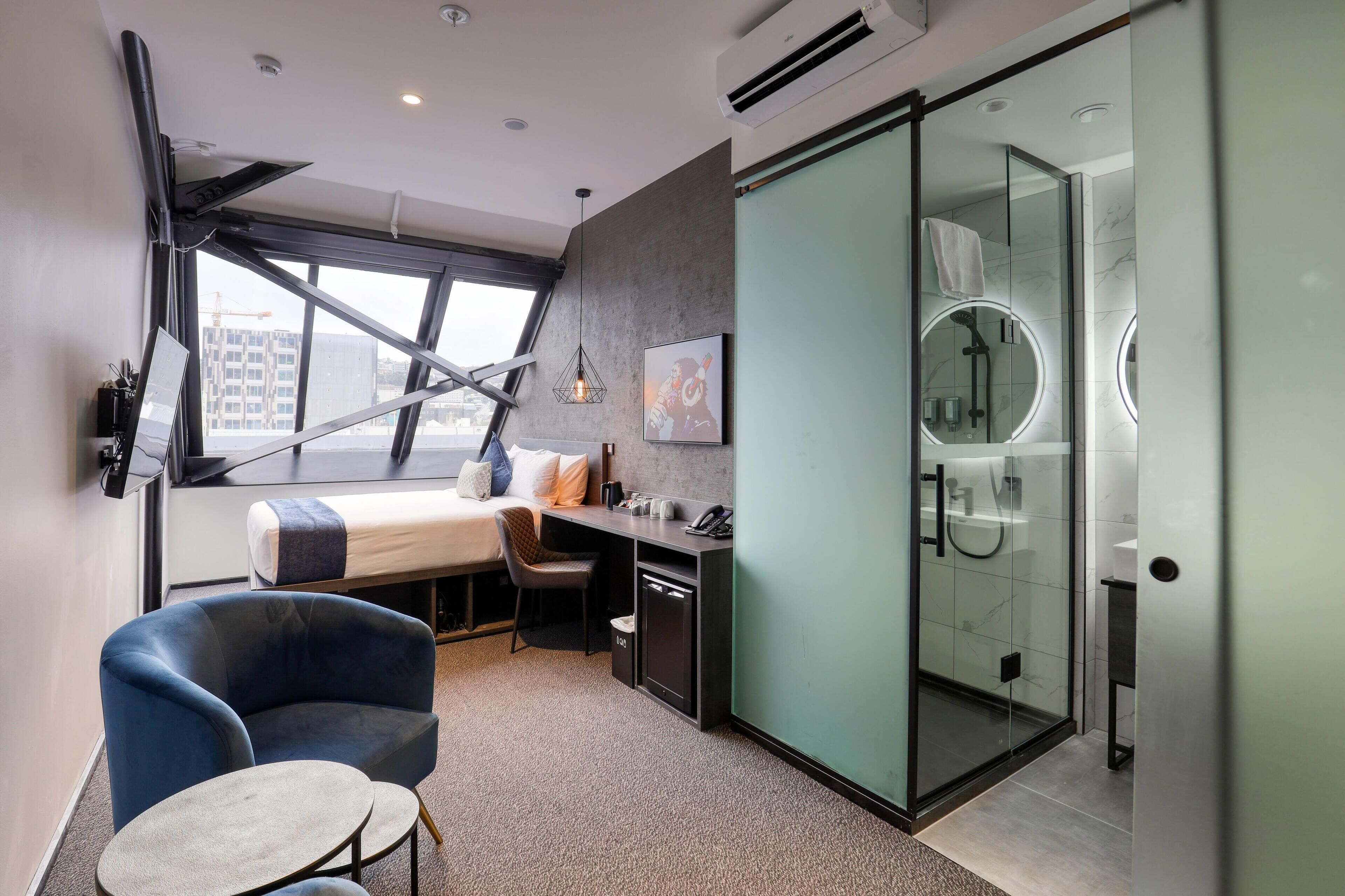 مكتب ومساحة عمل للكمبيوتر المحمول وواي فاي مجانًا وملاءات أسرّة