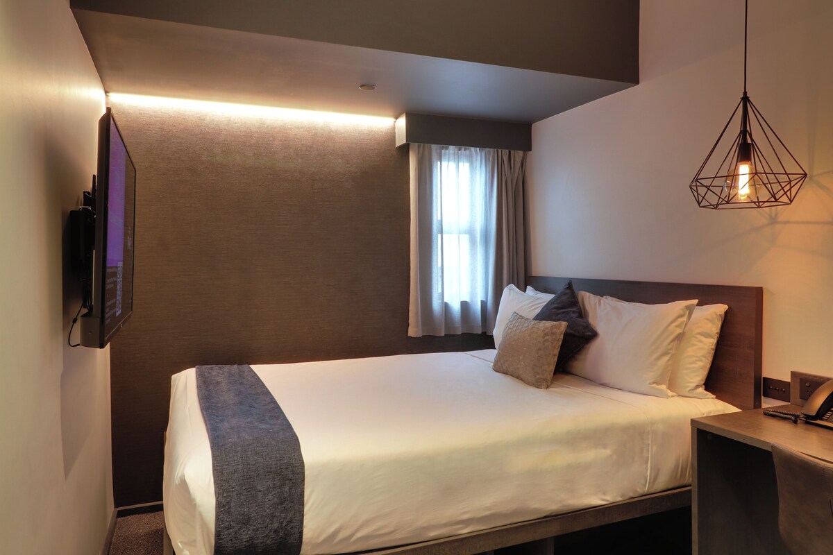 Desk, laptop workspace, WiFi (free), bed sheets