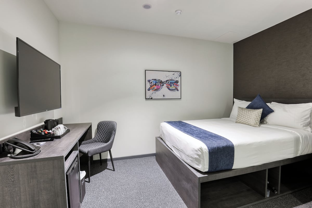 Room, 1 Queen Bed, Non Smoking (Internal Room, No Windows) | Desk, laptop workspace, free WiFi, bed sheets