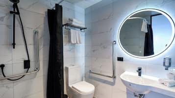 Business Room, 1 Queen Bed, Non Smoking | Bathroom | Shower, free toiletries, hair dryer, towels