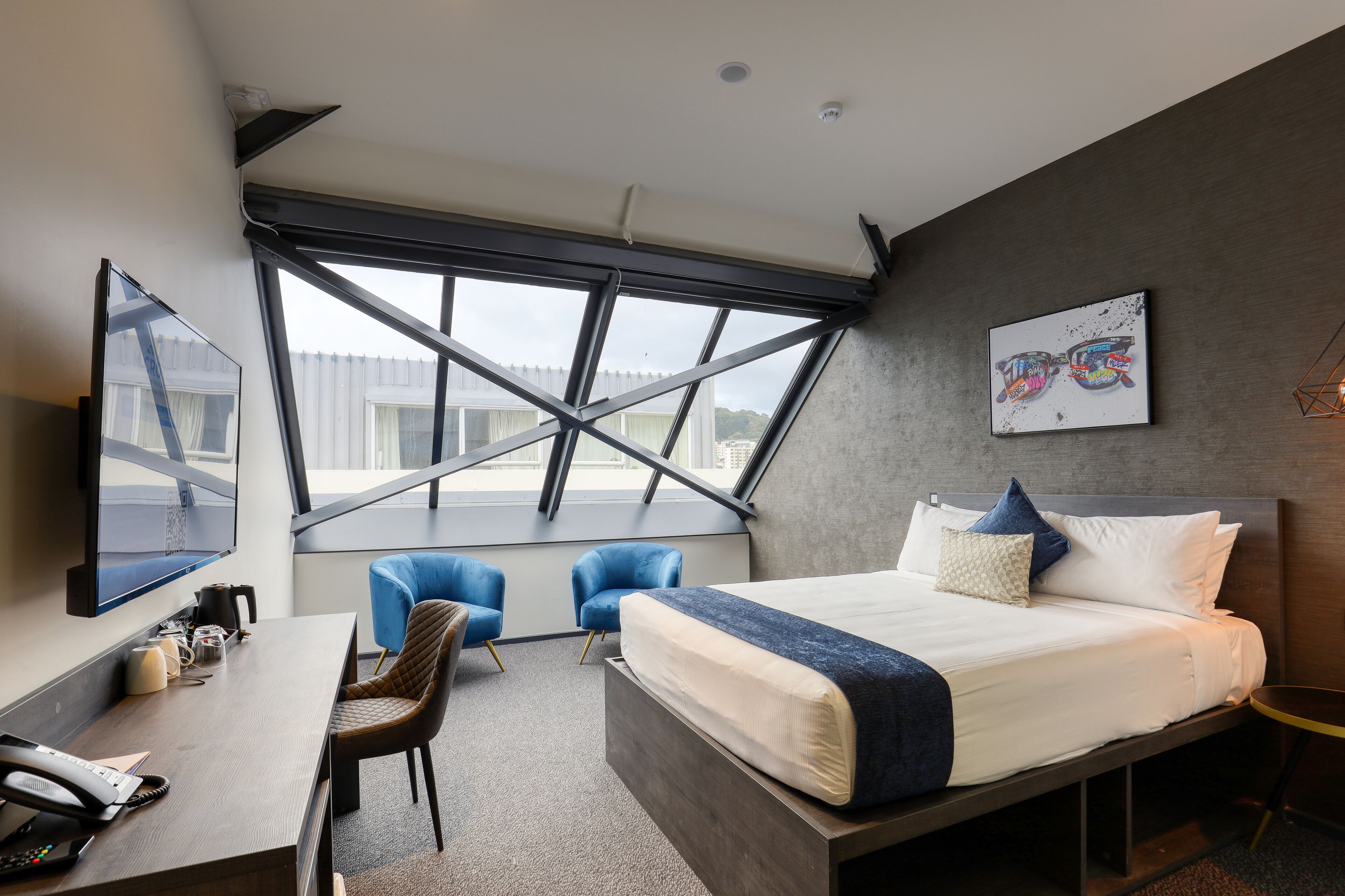 business room, 1 queen bed, non smoking | desk, laptop workspace, free wifi, bed sheets