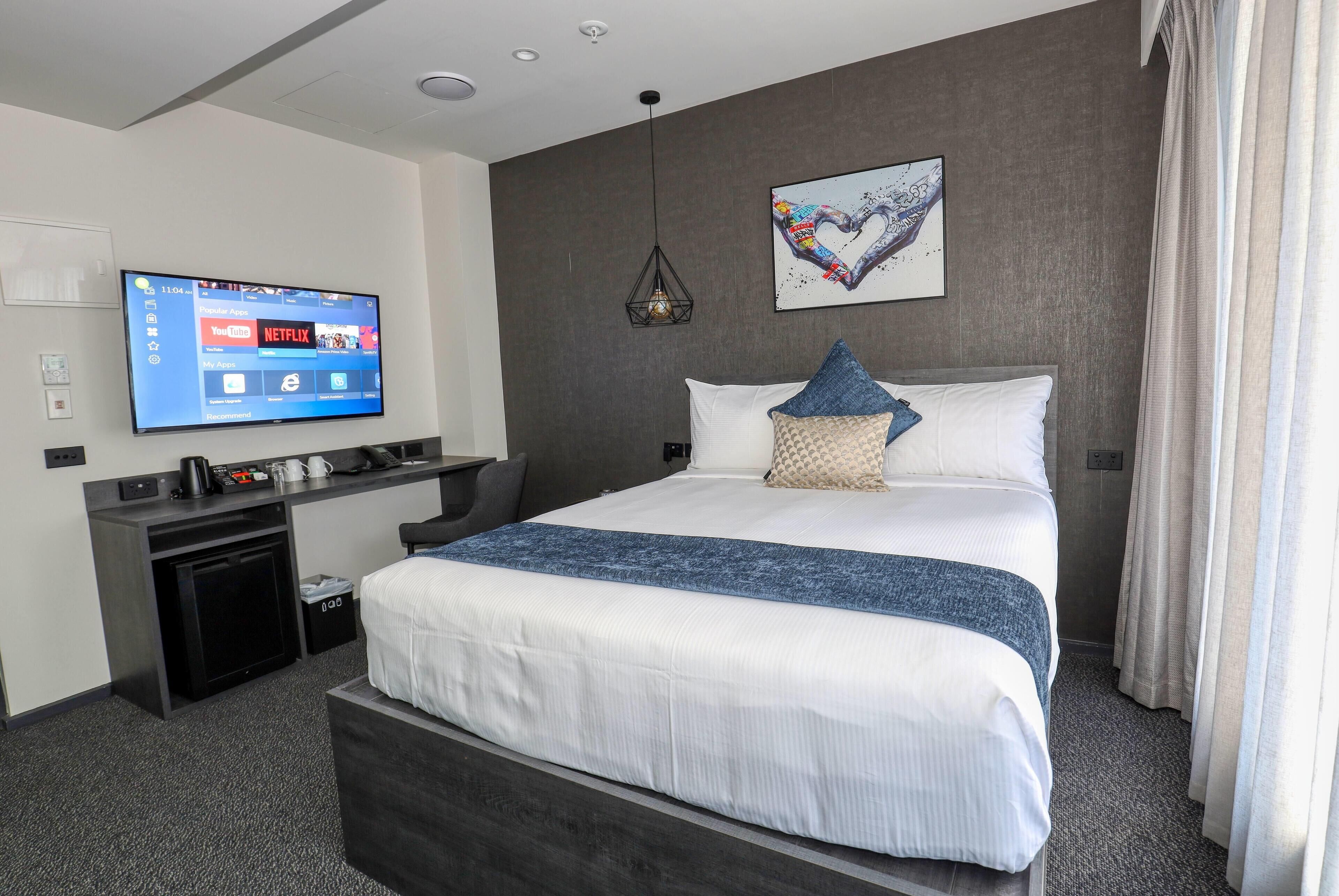 مكتب ومساحة عمل للكمبيوتر المحمول وواي فاي مجانًا وملاءات أسرّة