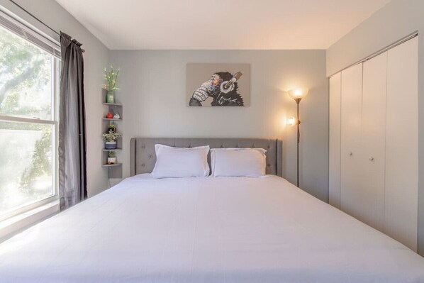 3 habitaciones, tabla de planchar con plancha y cuna de viaje 