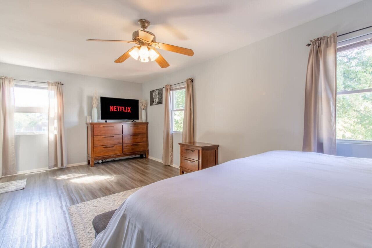 3 bedrooms, iron/ironing board, travel crib, WiFi (free)