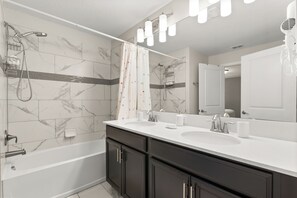 Badewanne, Haartrockner, Handtücher