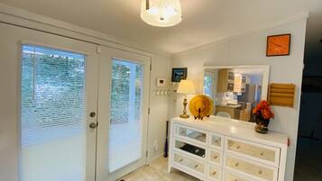 4 bedrooms, desk, iron/ironing board, free WiFi