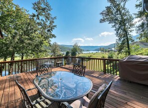 Outdoor dining - Tennessee Riverfront Cottage, HOT TUB on 3 Acres (Whitwell)