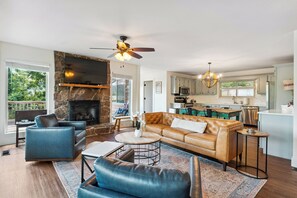 TV connectée, cheminée, livres