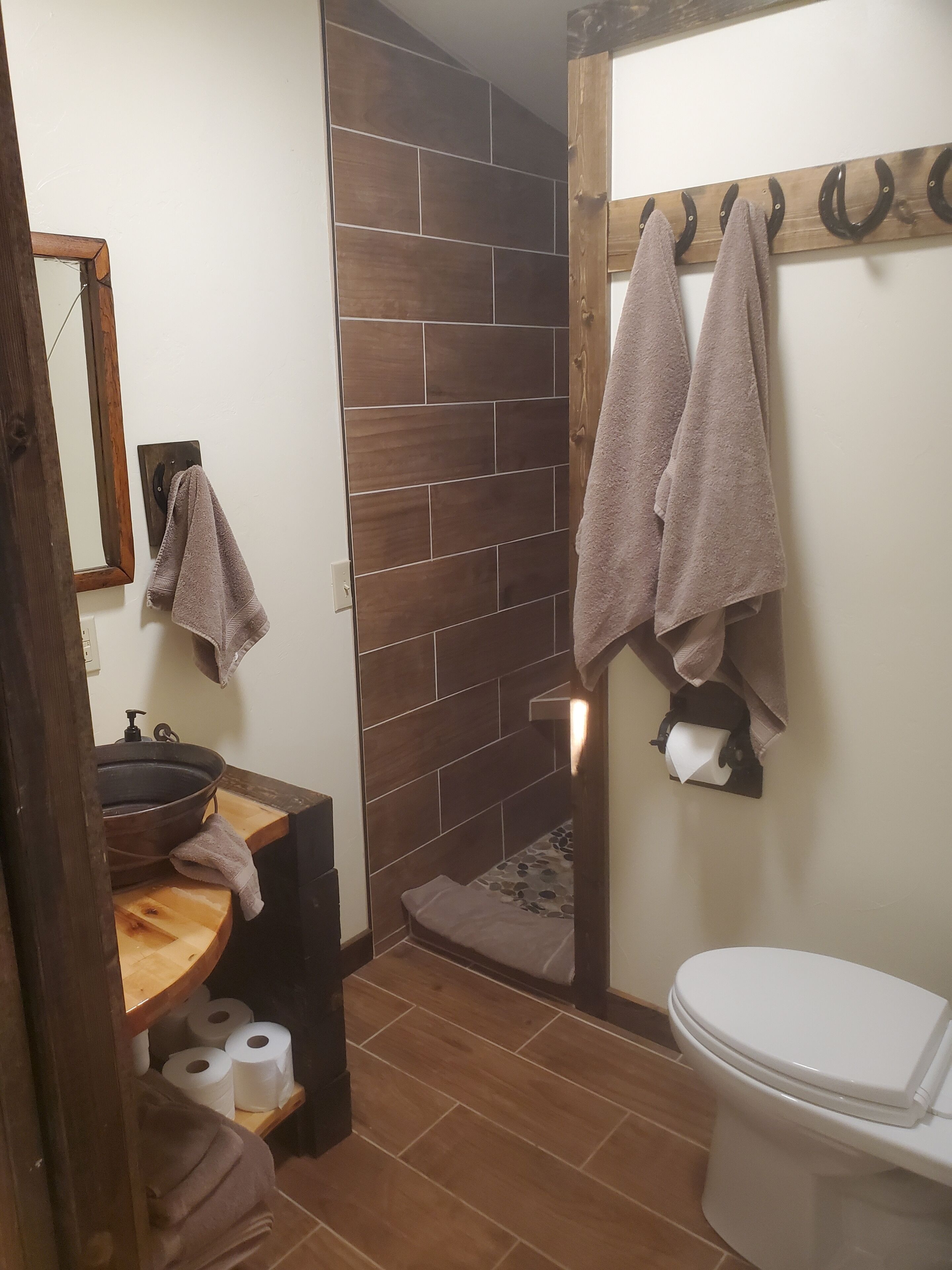 Een douche, een haardroger, handdoeken, zeep
