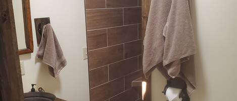 Een douche, een haardroger, handdoeken, zeep