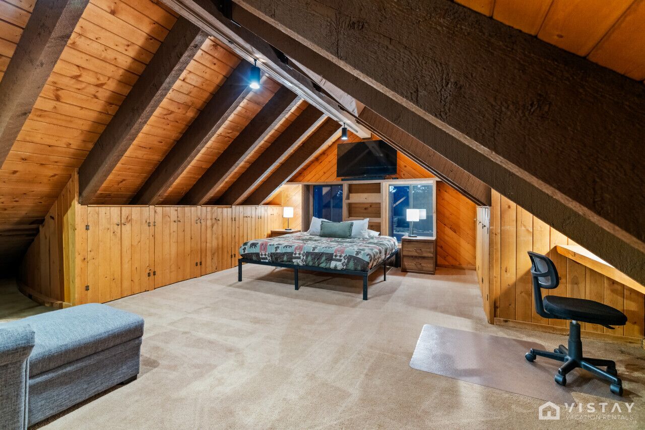 3 bedrooms, desk, iron/ironing board, travel crib