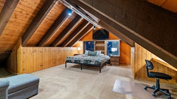 3 sovrum, skrivbord, strykjärn/strykbräda och resesäng