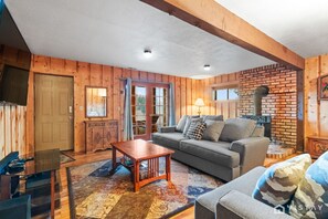 Una televisión, una chimenea, videojuegos, un reproductor estéreo