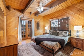 3 dormitorios, escritorio, tabla de planchar con plancha y cuna de viaje